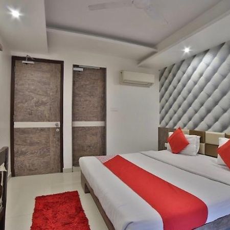 Hotel Green Apple Гандинагар Екстериор снимка